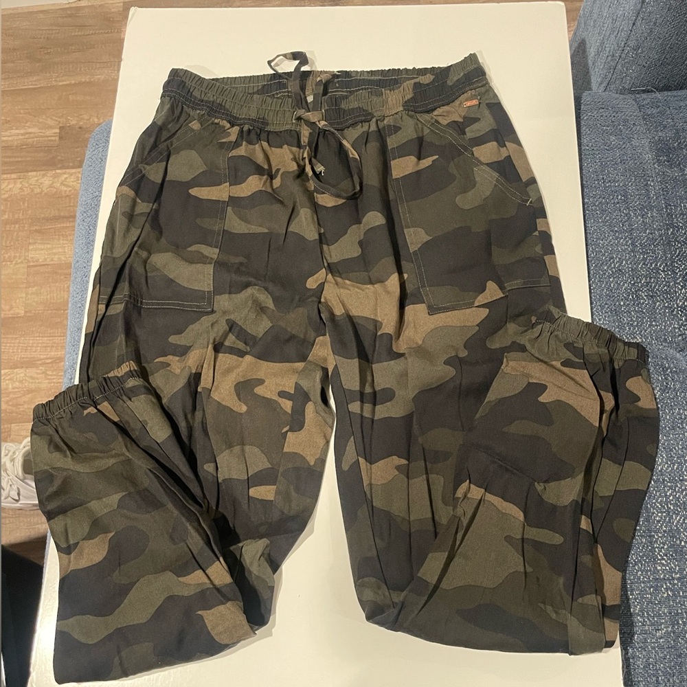 Pink Victoria secrete Camo pants size small elastic waist banded at ankle
